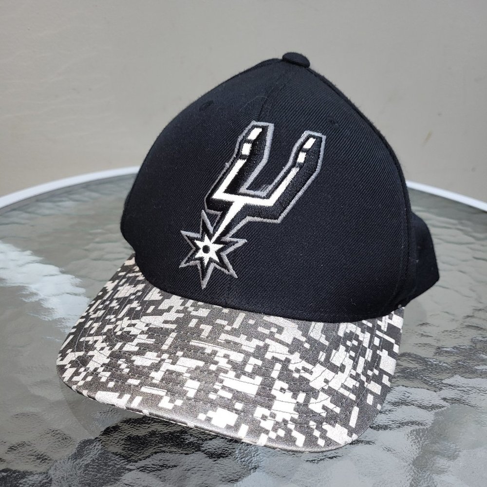 Mitchell & Ness San Antonio Spurs cap with reflective brim.